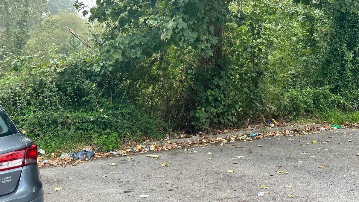 Quejas vecinales por la acumulación de basura en un aparcamiento ubicado en las inmediaciones del Puente Romano, en la zona de Parres