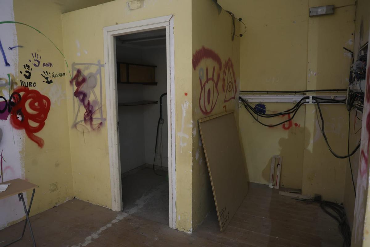 Abandonado y vandalizado, el salón de actos es un almacén desde hace décadas