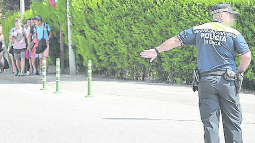 Un agent de la Policia Local regulant el trànsit a Berga