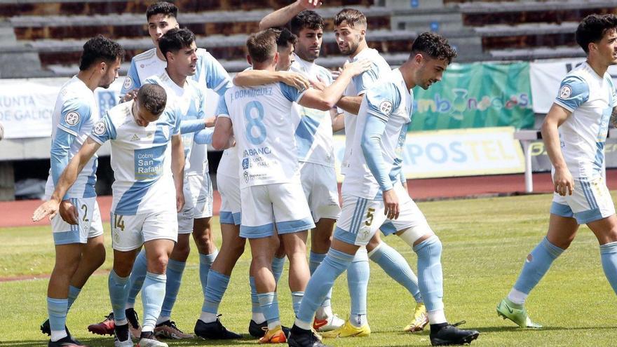 Los santiagueses celebran uno de los tantos del partido de ida, en el que se impusieron por 3-2. En la vuelta intentarán ganar de nuevo, aunque les sirve el empate / Antonio hernández