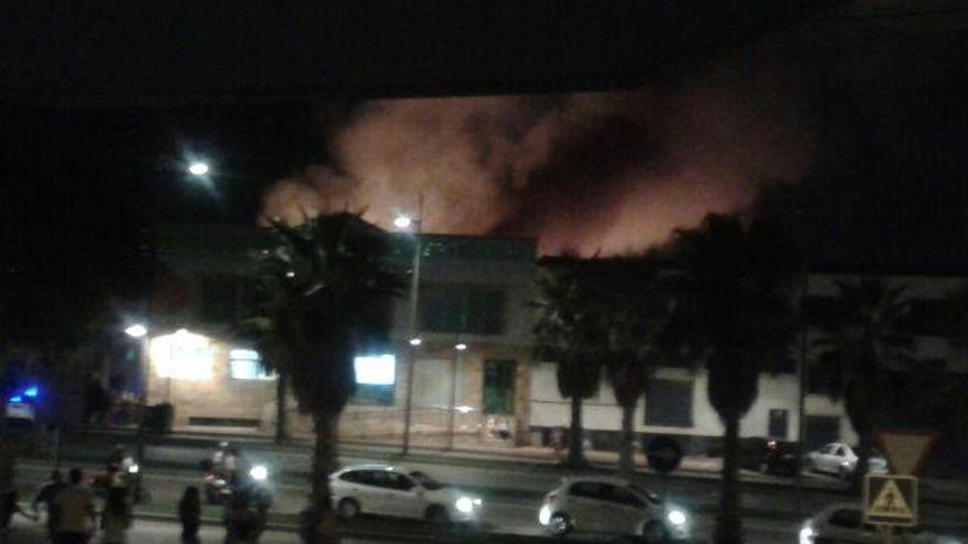 Un incendio en una chatarrería cubre de humo el cielo de Alcantarilla