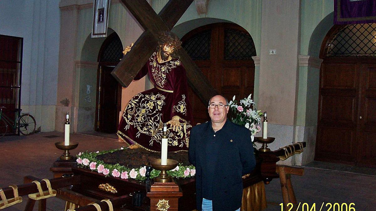 Carlos Almiñana, junto a uno de los pasos de Semana Santa de su cofradía, la del Nazareno. | LEVANTE-EMV