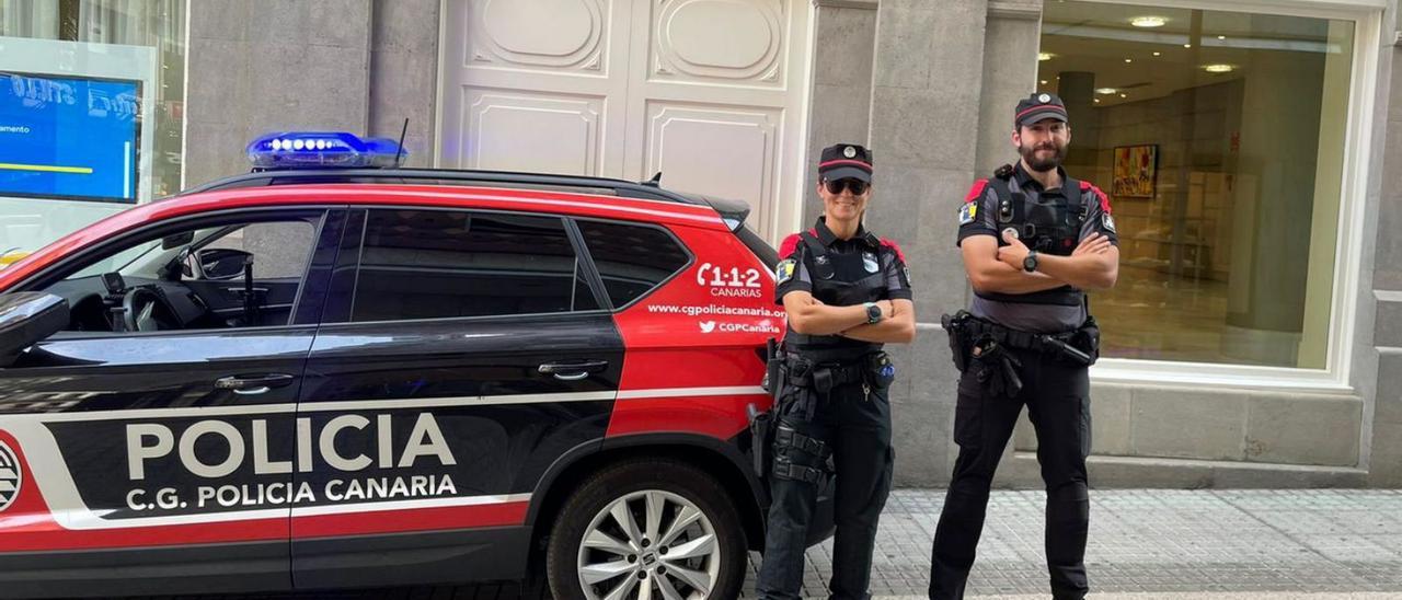 Mónica y Marcelo, la pareja de la Policía Canaria que prestó auxilio al hombre que sufrió un infarto. | | E.D.