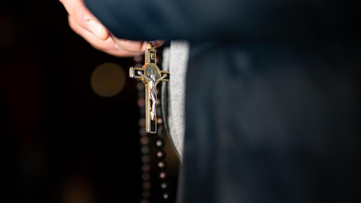 Una persona reza el rosario en Barcelona