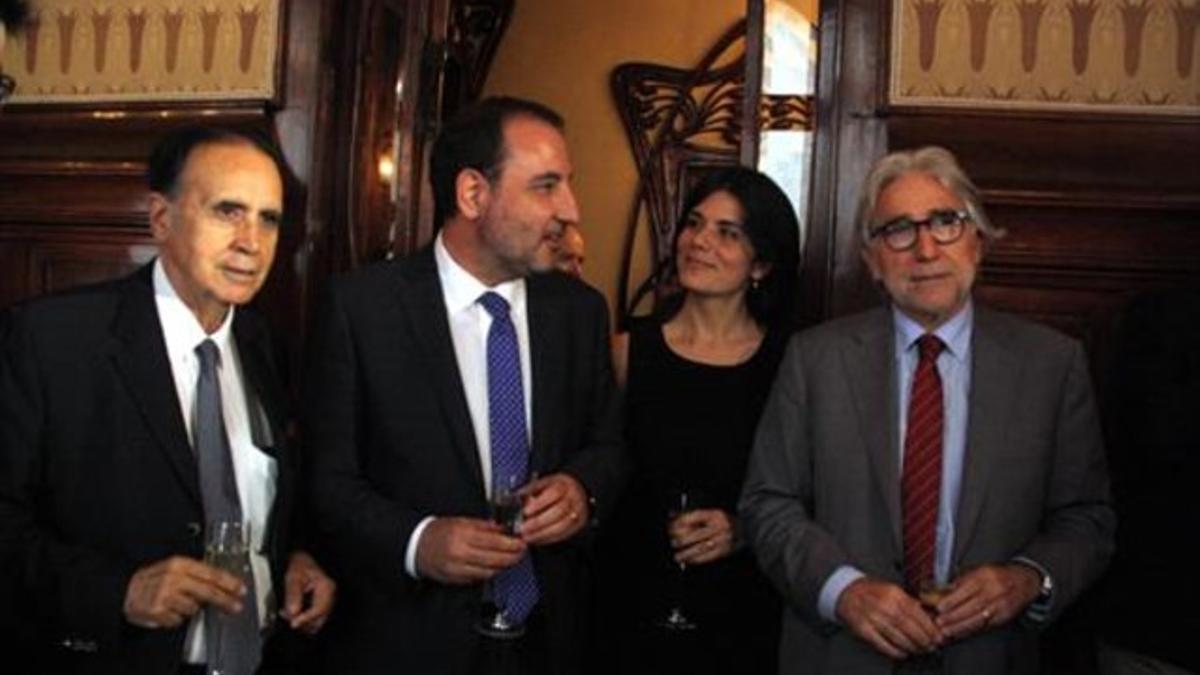 Espadaler, con los diputados Montse Surroca y Josep Sànchez Llibre.