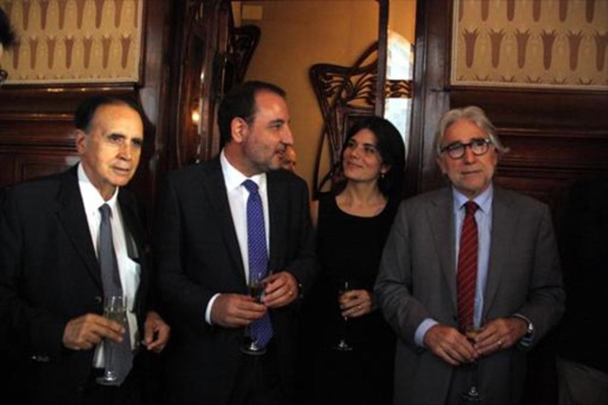 Espadaler, con los diputados Montse Surroca y Josep Sànchez Llibre.