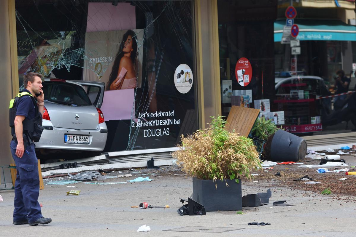 automóvil que se estrelló contra un grupo de personas, hiriendo a decenas más y matando al menos a una, en Tauentzien Strasse, cerca de la iglesia Kaiser Wilhelm Gedaedtniskirche