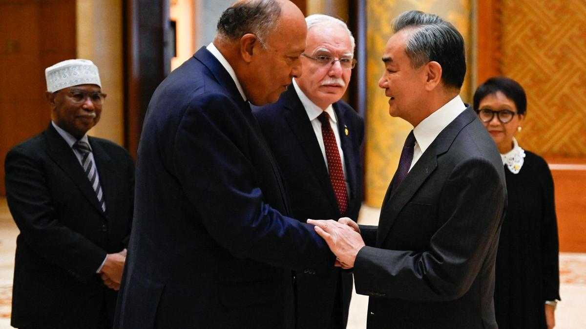 El Ministro de Relaciones Exteriores de China, Wang Yi, le da la mano al Ministro de Relaciones Exteriores de Egipto, Sameh Shoukry.