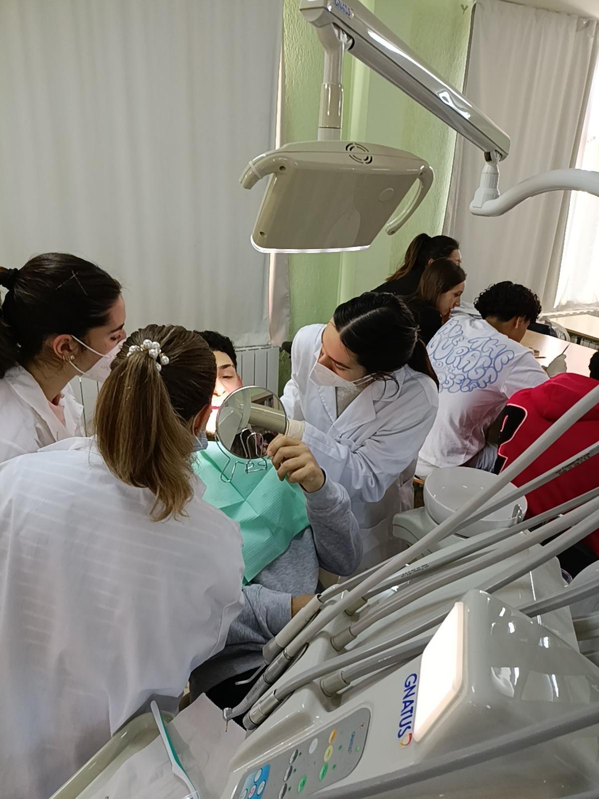 Del taller a la camilla: los alumnos de FP del Silos intercambian ciclos por un día