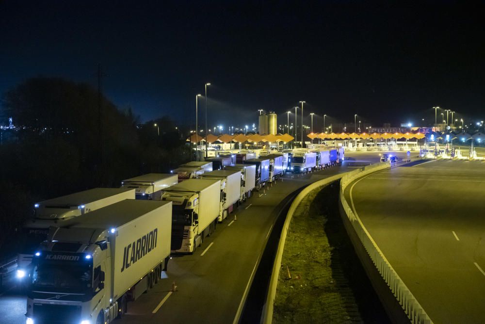 Cues i camions acumulats a la Jonquera per les protestes de les "Armilles Grogues"