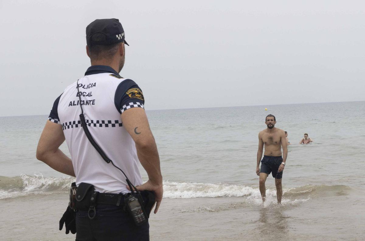 Bandera roja en la playa de San Juan en Alicante: los socorristas obligan a los bañistas a salir del agua por la alerta de viento