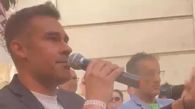 El portavoz de Educación de Compromís habla ante los profesores manifestándose en las Corts.