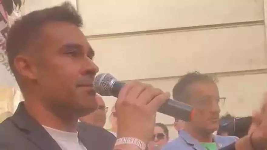 El portavoz de Educación de Compromís habla ante los profesores manifestándose en las Corts.