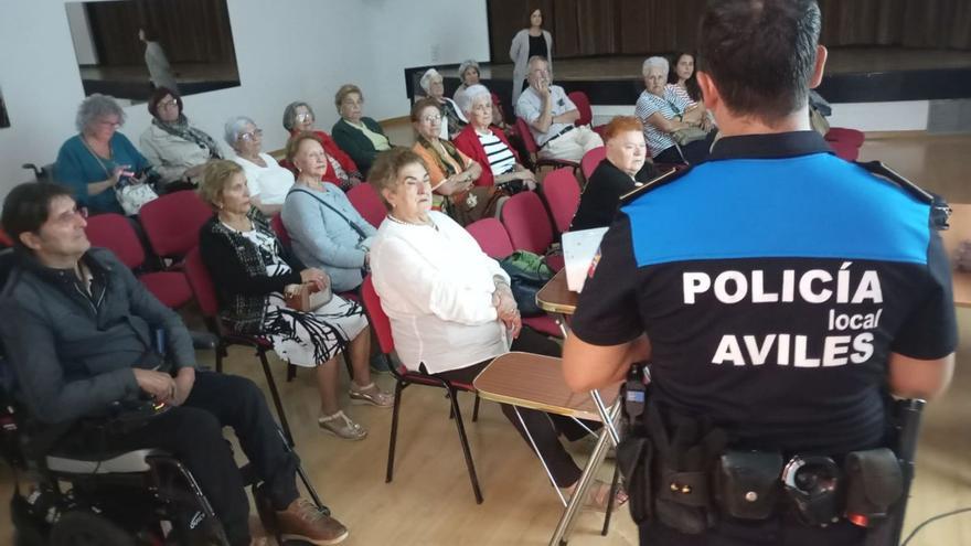 El subinspector Daniel Carreño en plena charla, ayer, en el centro de mayores de Las Meanas. | I. G.