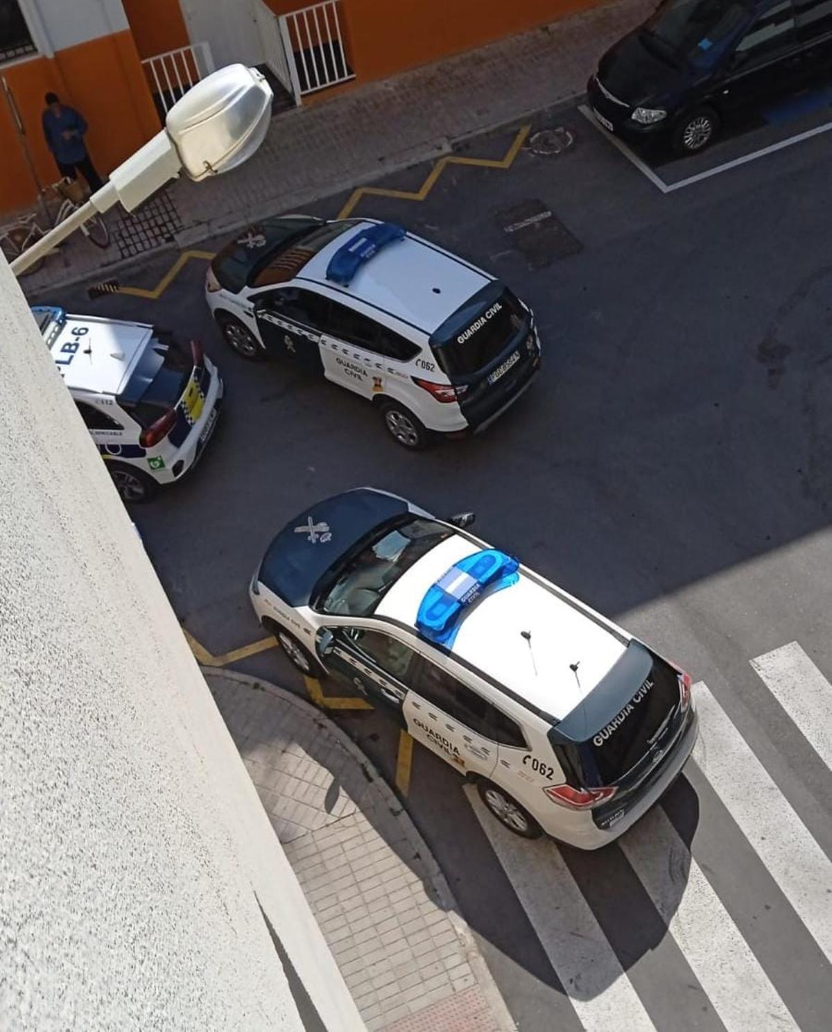 Patrullas de Policía Local y Guardia Civil en la calle Pere d'en Thous.