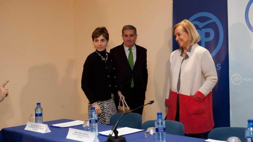 La presidenta del PP de Asturias, Mercedes Fernández, a la derecha, antes del comité autonómico de la formación, junto a los vicesecretarios Emma Ramos y Carlos Rodríguez de la Torre.