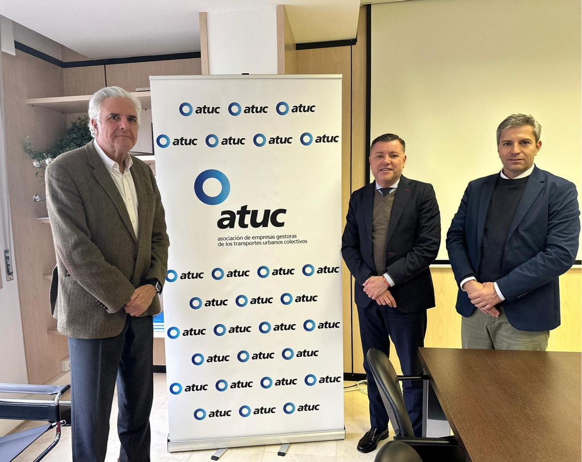 Jesús Herrero, Teodoro Sosa y Ruymán Santana, en la sede en Madrid de la Asociación de Transportes Públicos Urbanos y Metropolitanos de España (ATUC).