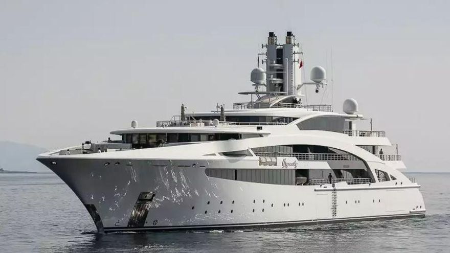 El superyate &#039;I Dynasty&#039; navega por Ibiza: su dueño recibió una medalla por su contribución en la pandemia y murió de covid