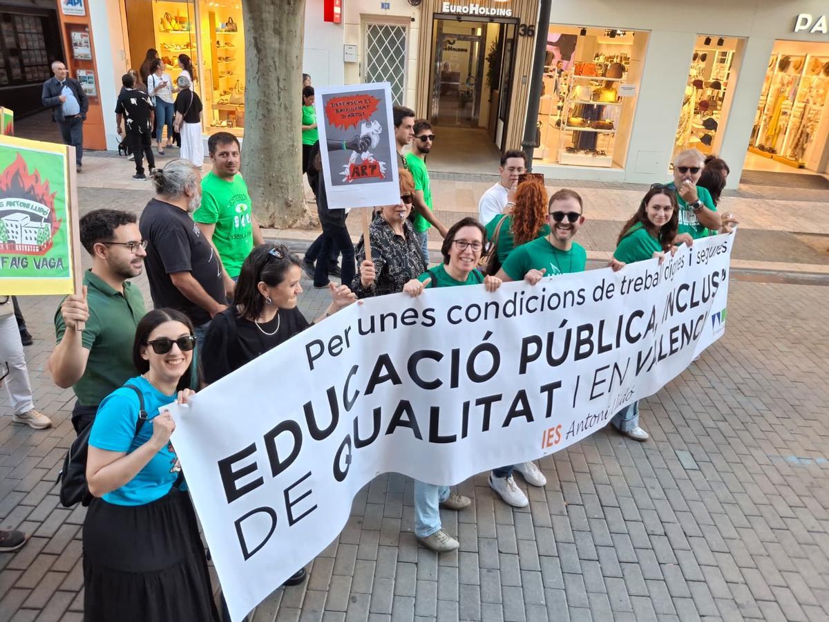 Las imágenes de la multitudinaria e histórica manifestación de los docentes y familias en Dénia