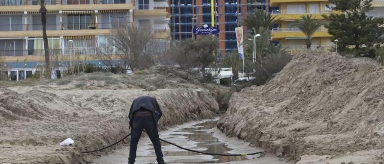 Costas amenaza con multar  a Canet por abrir unas  dunas tras el temporal