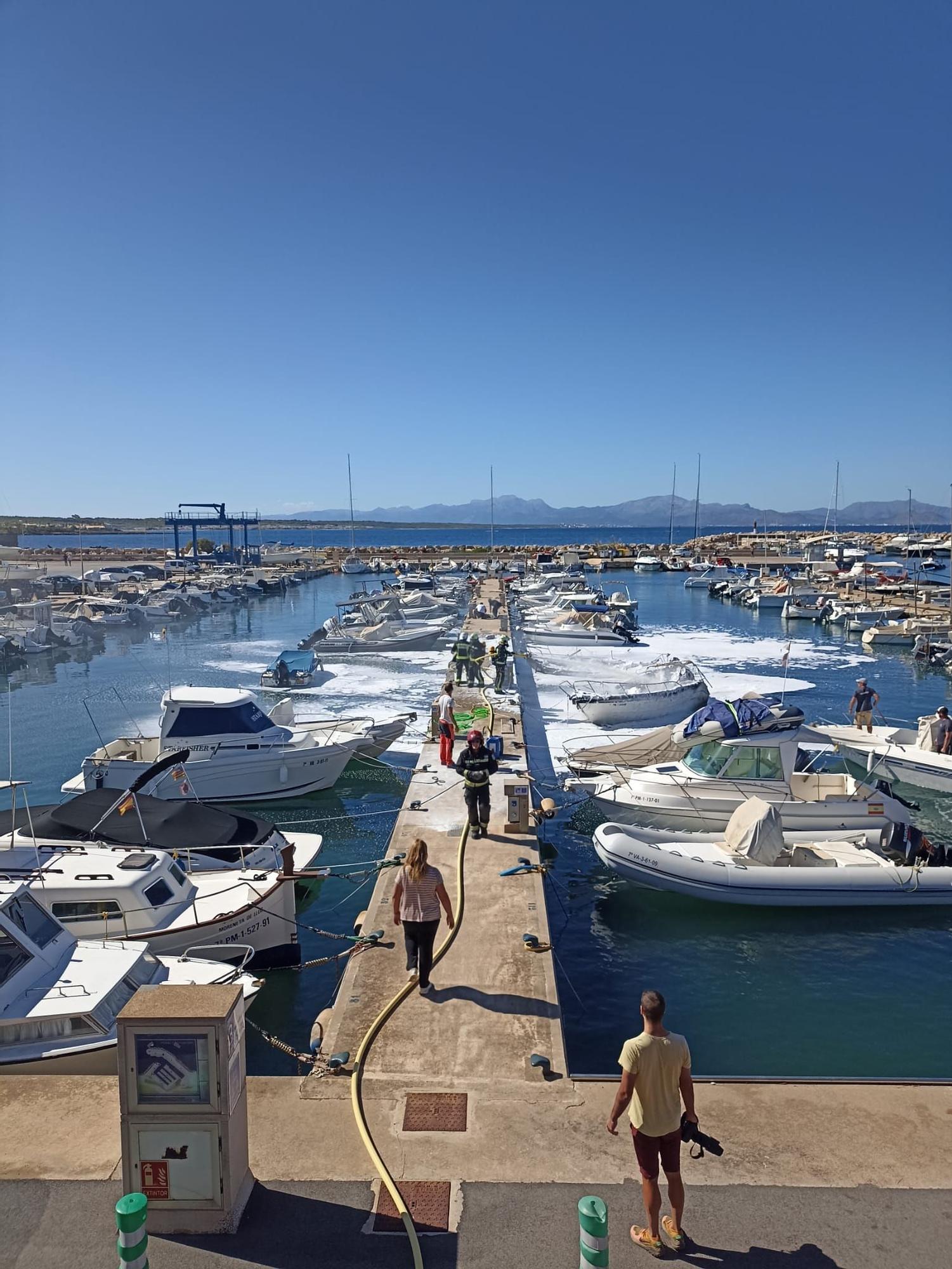 Un herido en un incendio que ha destruido dos embarcaciones en el puerto de la Colònia de Sant Pere