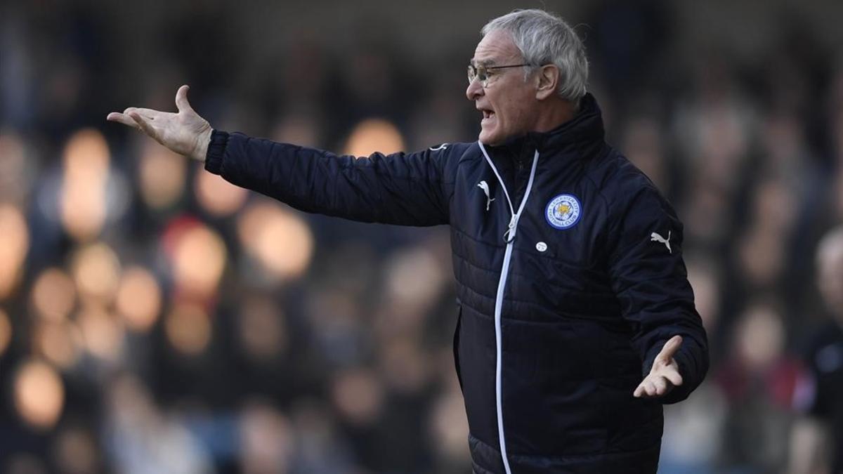 Ranieri da instrucciones a sus jugadores en el Millwall-Leicester correspondiente a la quinta ronda de la 'Cup'.