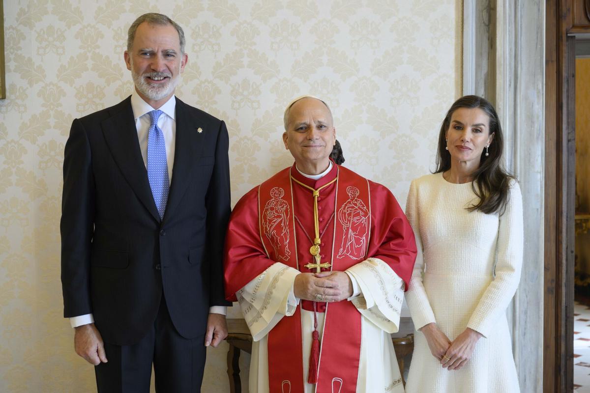 Felipe VI y la reina Letizia llegan al Vaticano para su audiencia con León XIV.