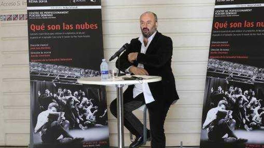 Livermore, ayer, ante los carteles del montaje que estrenó en la sala Martin i Soler de les Arts.