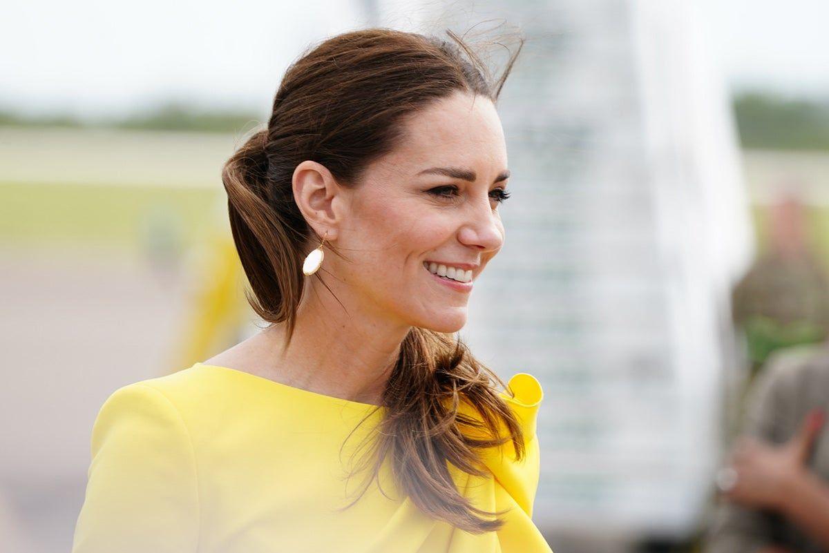Primer plano de Kate Middleton a su llegada a Jamaica con vestido amarillo