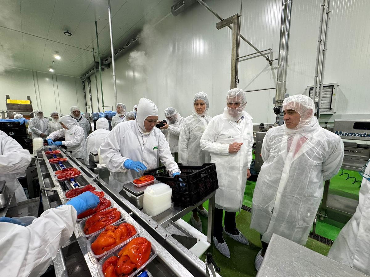 Visita de Barrachina a la fábrica de productos de V Gama
