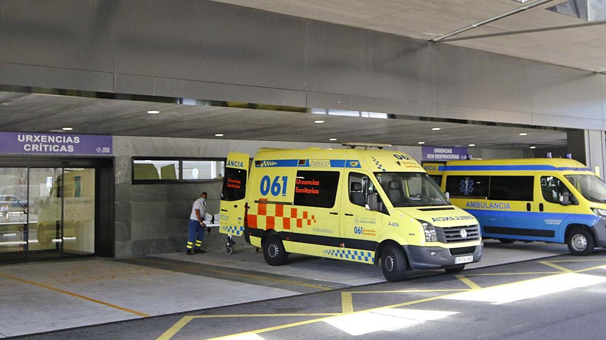 Ambulancias en las Urgencias de un hospital de Vigo.