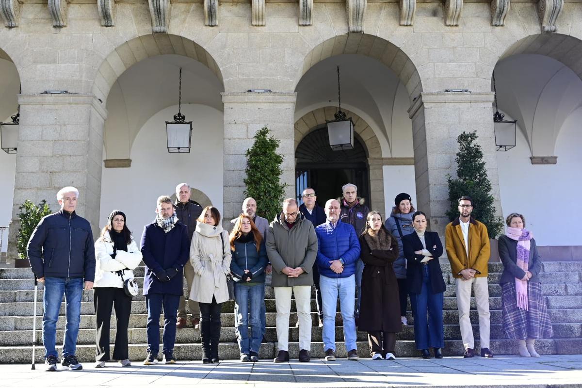 minuto de silencio a las puertas del Ayuntamiento de Cáceres.