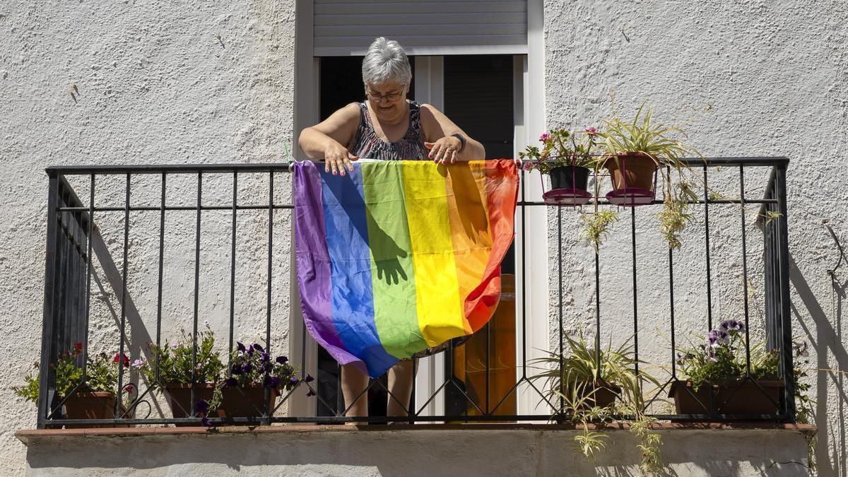 Una vecina cuelga en su balcón la bandera LGTBI.