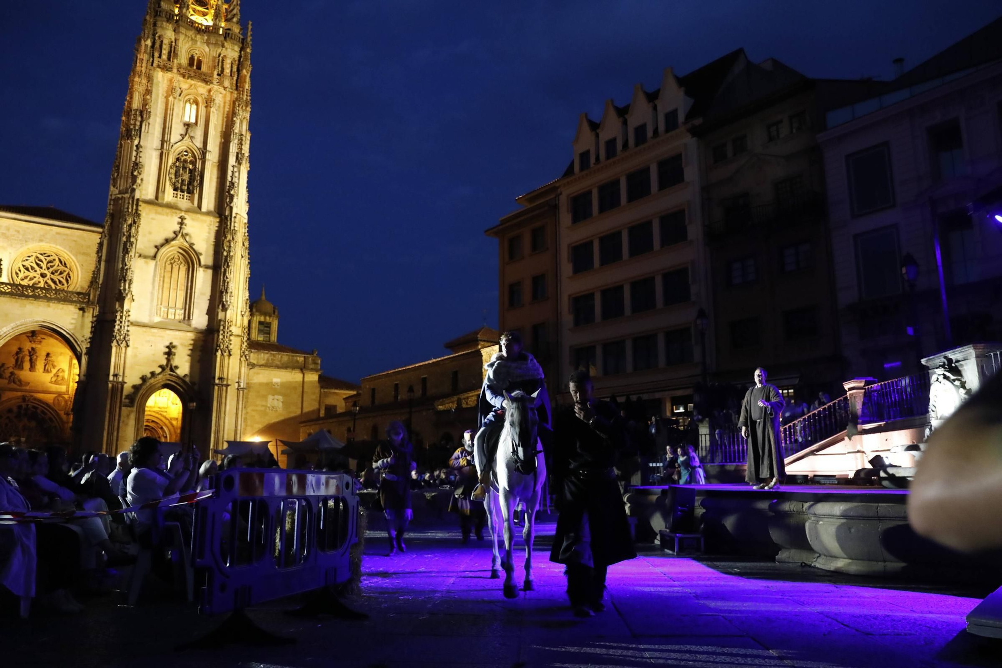 IMÁGENES: Recreacion de "El primer peregrino" en la plaza de la Catedral de Oviedo