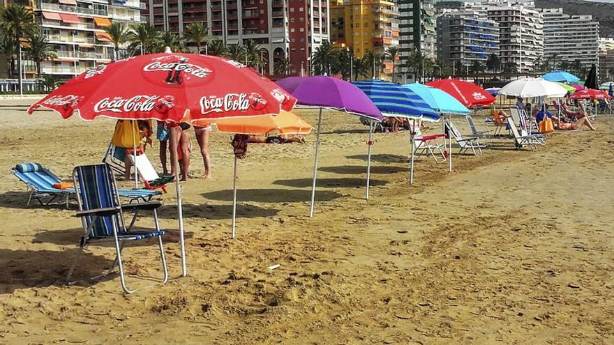 Cullera 2017. En 2017 se prohibió reservar durante la madrugada, con sombrillas instaladas en primera línea, espacios de la orilla de la playa de Cullera.