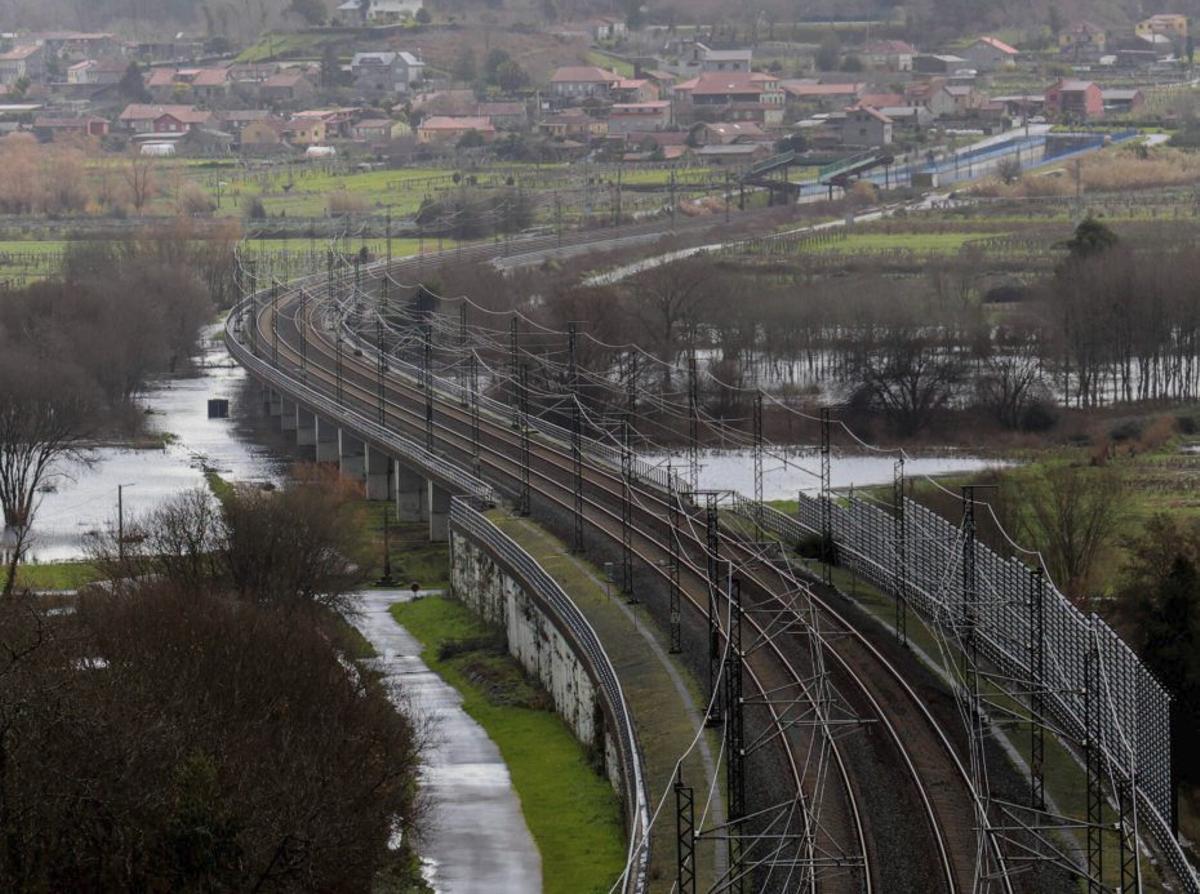 Las vías del tren sobre el río Umia. | IÑAKI ABELLA