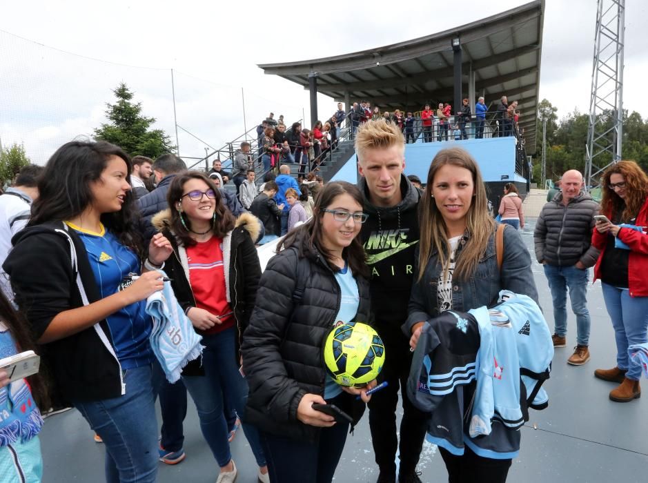 Las gradas de A Madroa se llenan de aficionados en el primer entrenamiento a puerta abierta del Celta después de caer eliminado ante el Manchester United