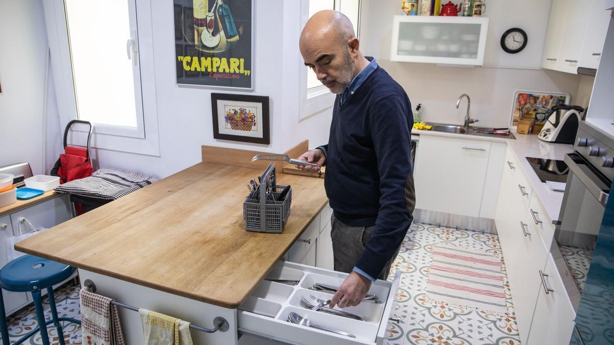 Daniel Sirera, alcaldable por el PP para Barcelona, en la cocina de su casa, este lunes.