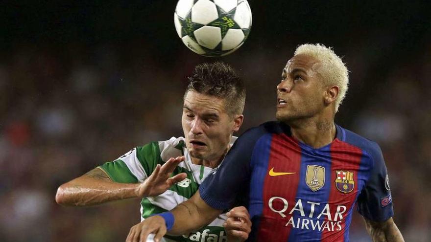 Neymar observa el balón en competencia con Lustig. // Alberto Estévez