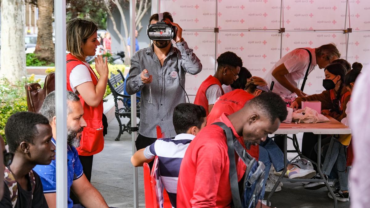 Una de las personas que atiende la organización prueba las gafas de realidad virtual