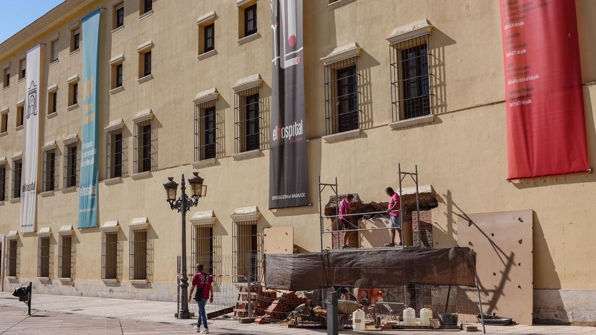 Tres albañiles trabajan en el exterior del Hospital Provincial.