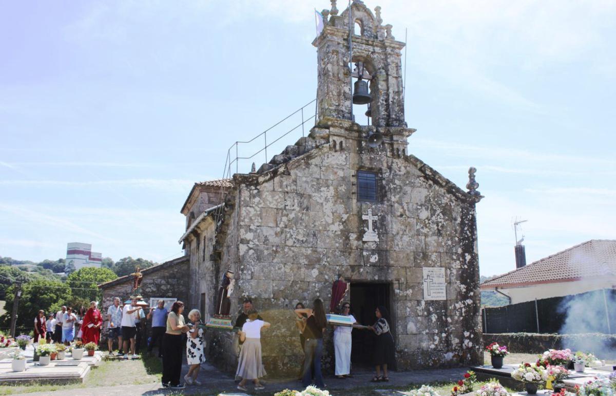 Entrada dos santos na igrexa ao remate da procesión.
