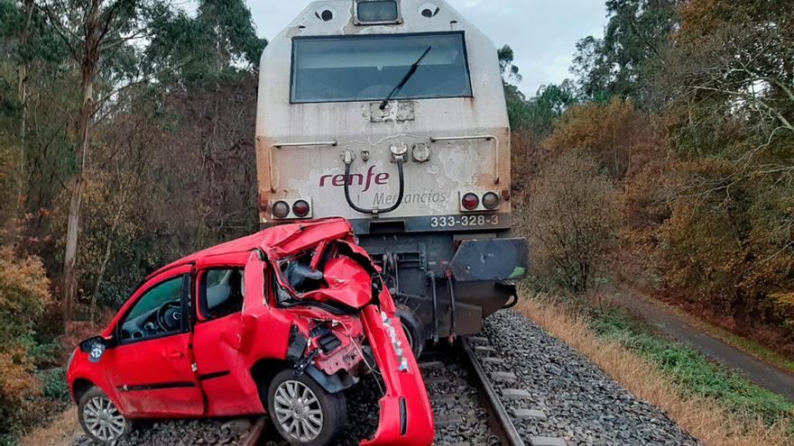 Estado en el que quedó el vehículo tras el accidente de tren // G.C.