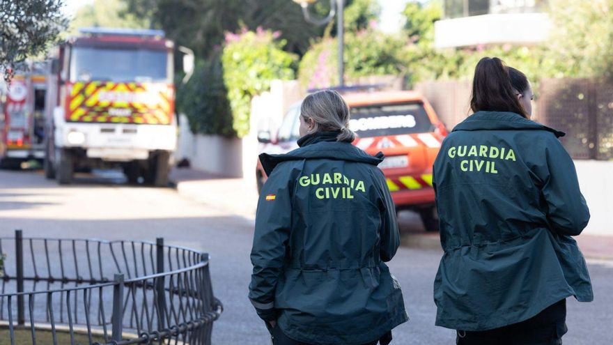 Agentes de la Guardia Civil durante un operativo en Santa Eulària. | VICENT MARÍ