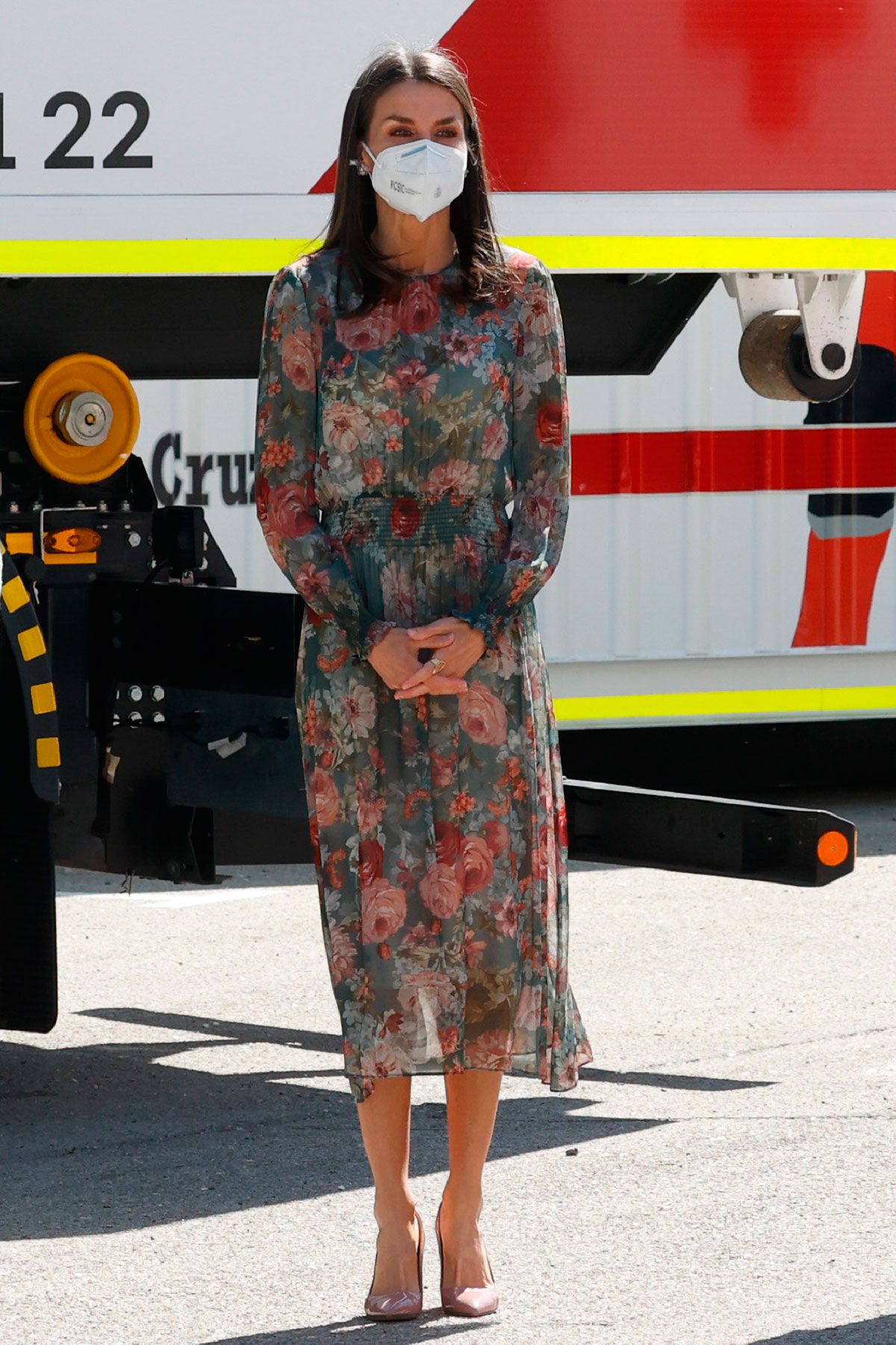 El estilismo de la reina Letizia con vestido de estampado floral de Zara y zapatos de tacón cuadrado