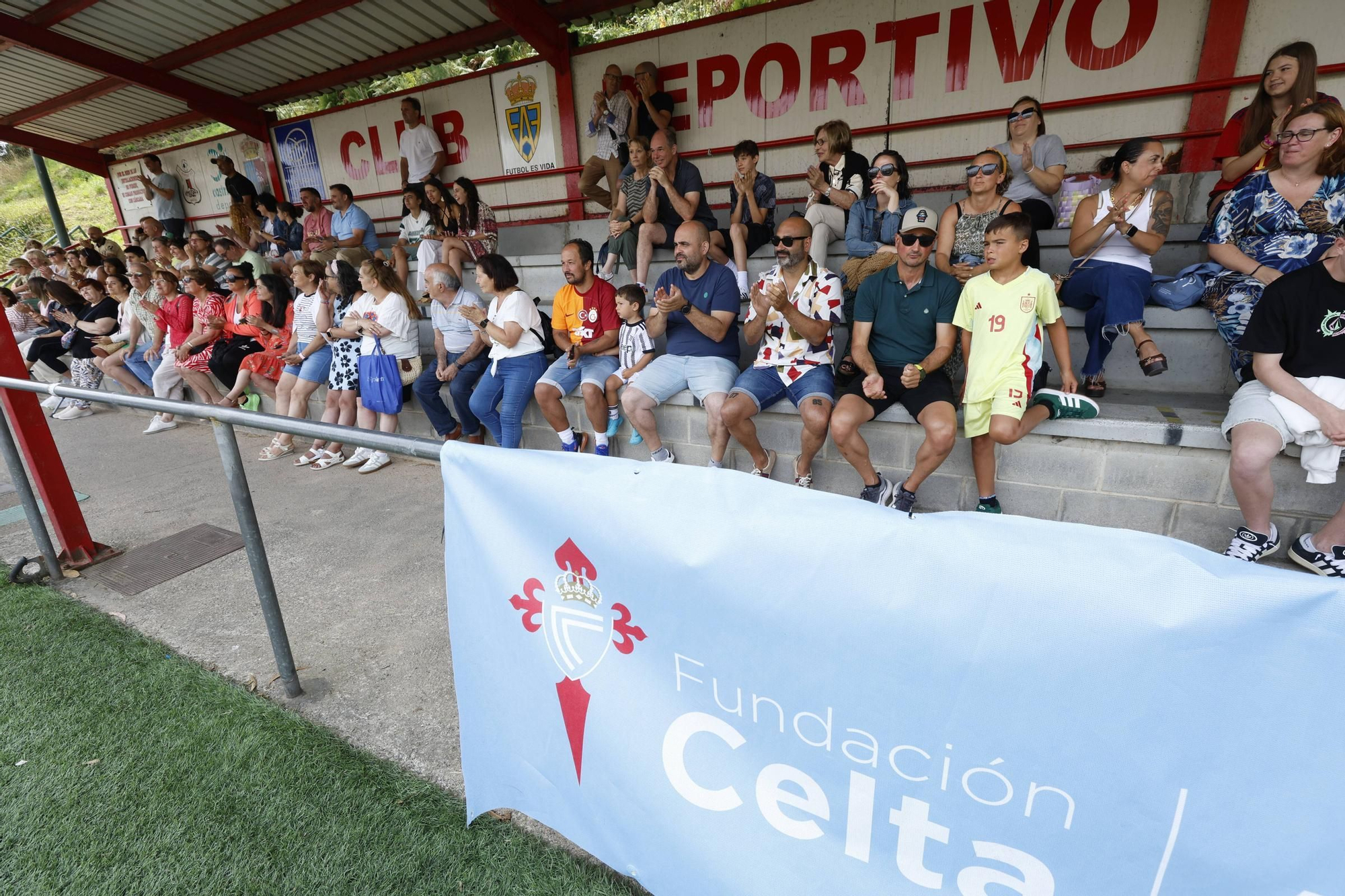 EN IMÁGENES: El campus del Celta de Vigo con los niños del Raíces, en Castrillón
