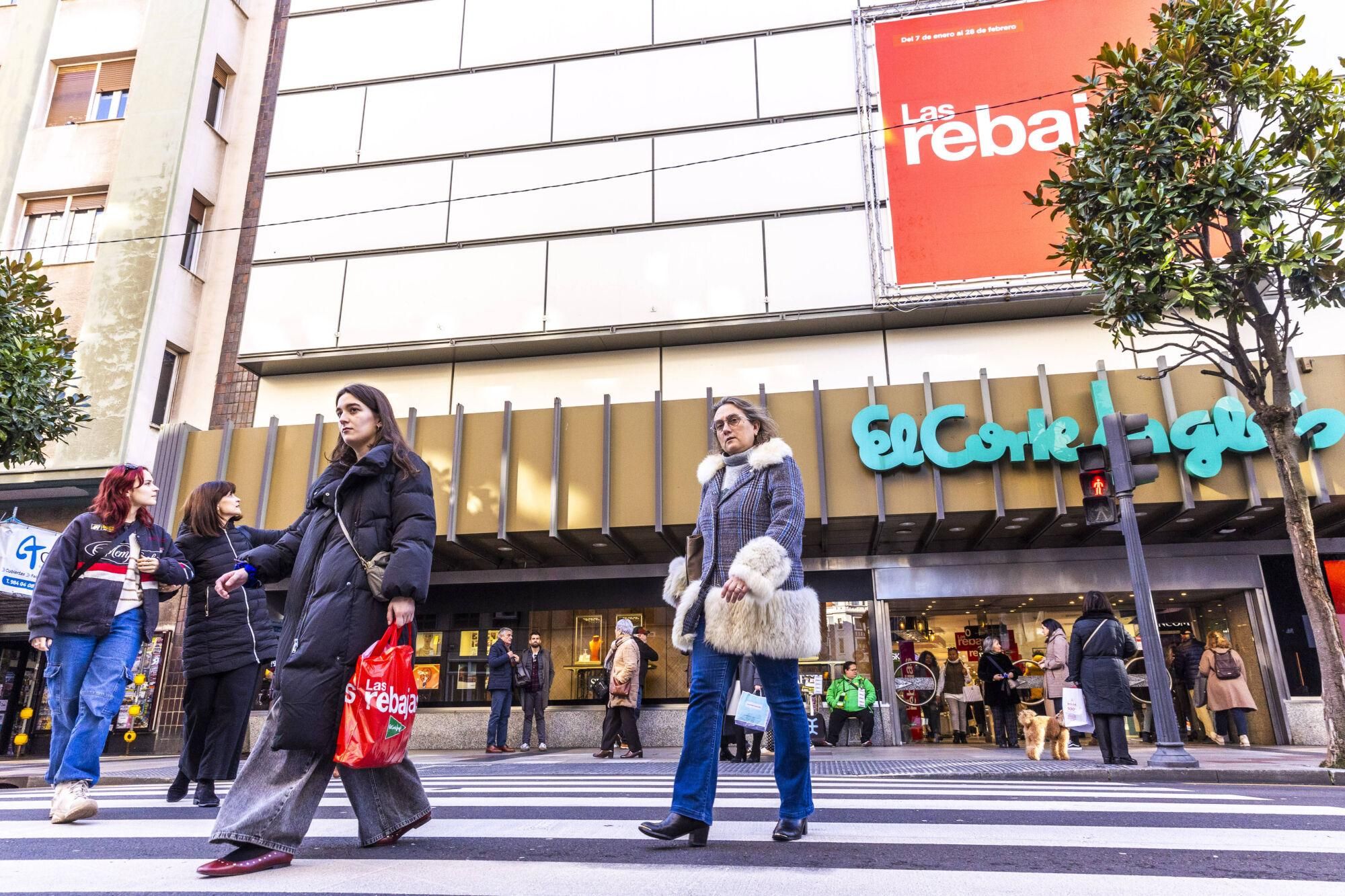 EN IMÁGENES: El  tiempo gélido anima las rebajas en Oviedo