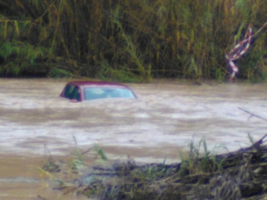 Tres coches caen al cauce del río Buñol en Turís