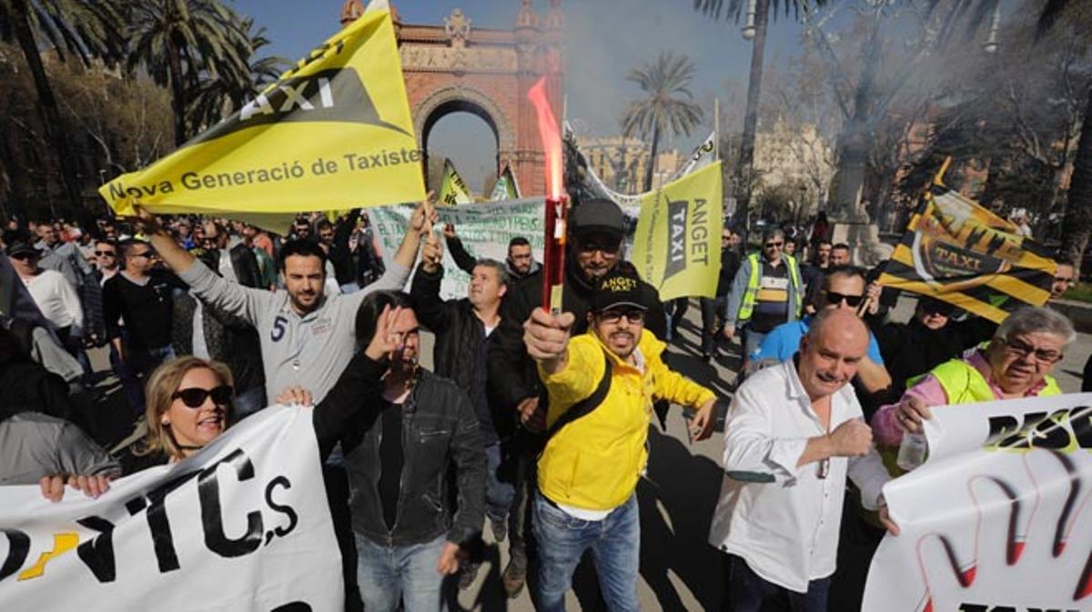 Inici de la manifestació que arribarà fins a la plaça Sant Jaume