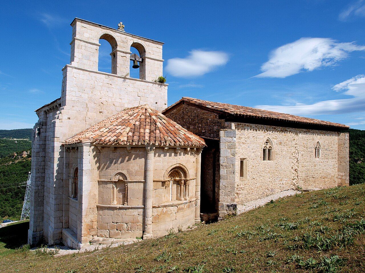 Hay leyendas que relacionan esta ermita con el Santo Grial